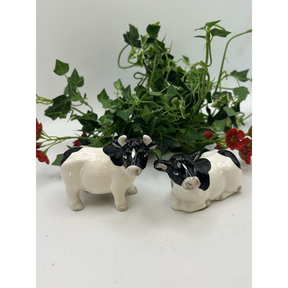 vintage cow salt and pepper shakers. Hand Painted. 1970-1980